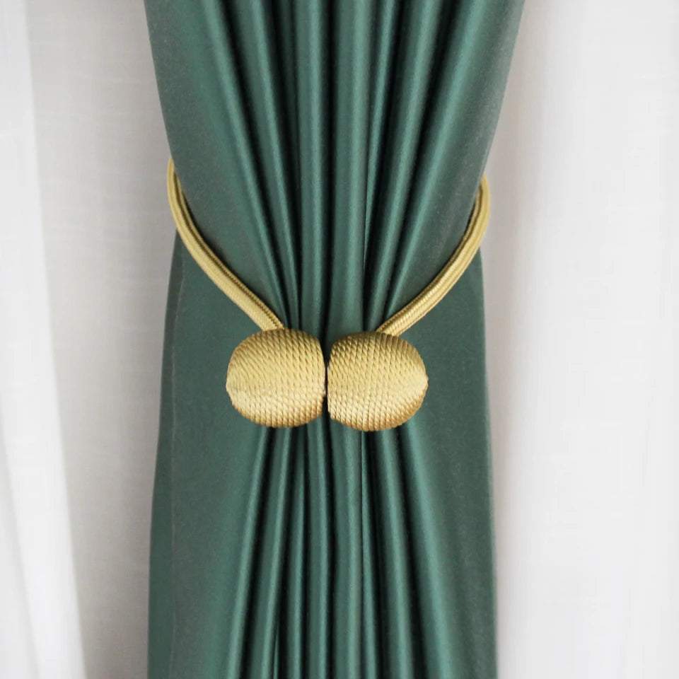"deux boules blanches avec cordes croisées, idéales pour suspension décorative ou fonctionnelle." (two white balls with crossed ropes, ideal for decorative or functional suspension.)