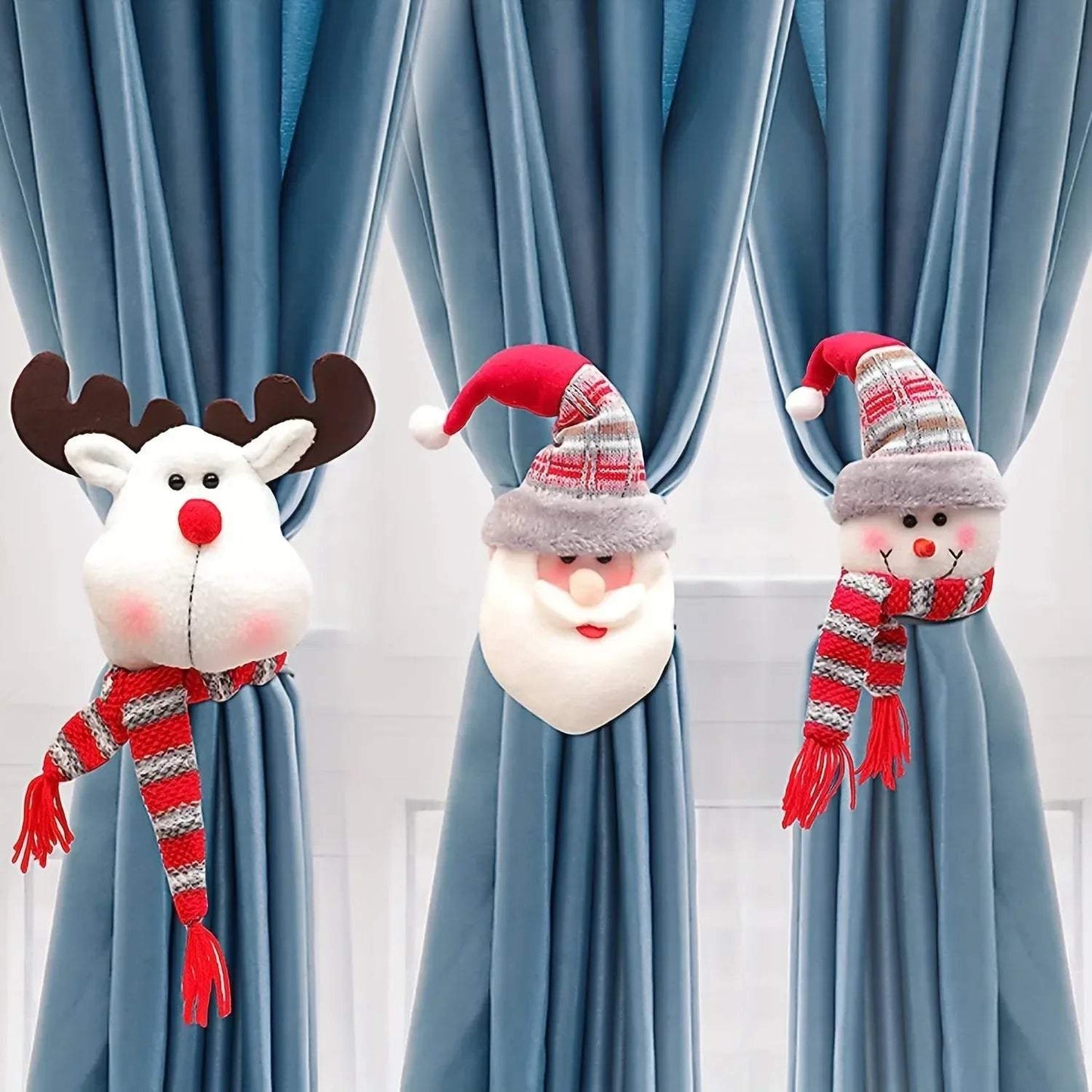 "peluche renne écharpe rouge et grise, décoration de fenêtre charmante" (stuffed reindeer with red and gray scarf, charming window decoration). this keyword highlights the appearance and use of the stuffed animal as a festive decoration.