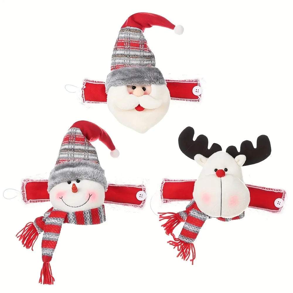 "peluche renne écharpe rouge et grise, décoration de fenêtre charmante" (stuffed reindeer with red and gray scarf, charming window decoration). this keyword highlights the appearance and use of the stuffed animal as a festive decoration.