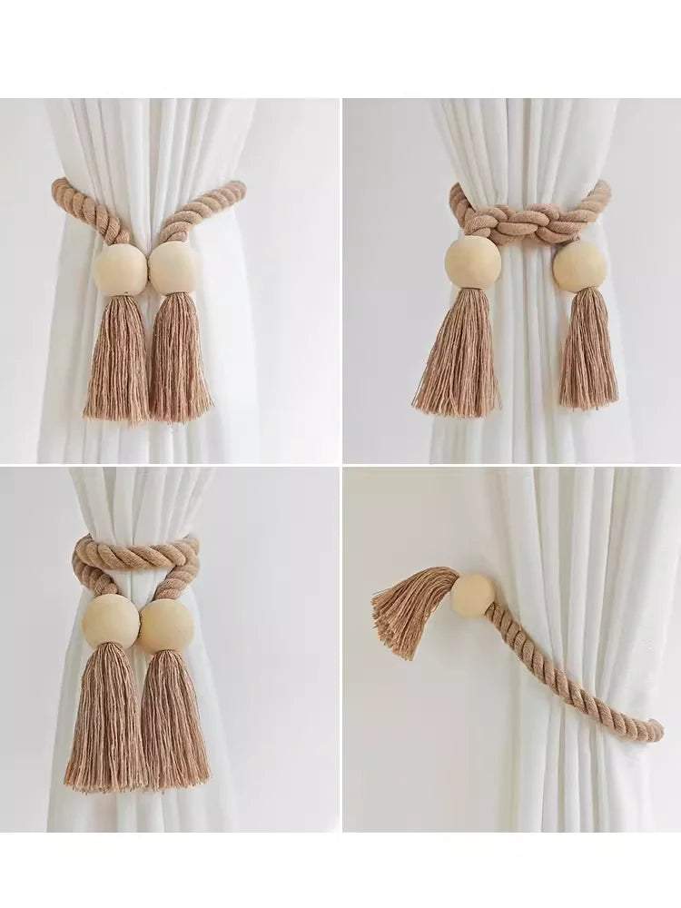"pompons en laine tasselés, rideau blanc avec contraste, décoration de plante en pot en arrière-plan" (yarn tassel pompoms, white curtain with contrast, background plant pot decoration)