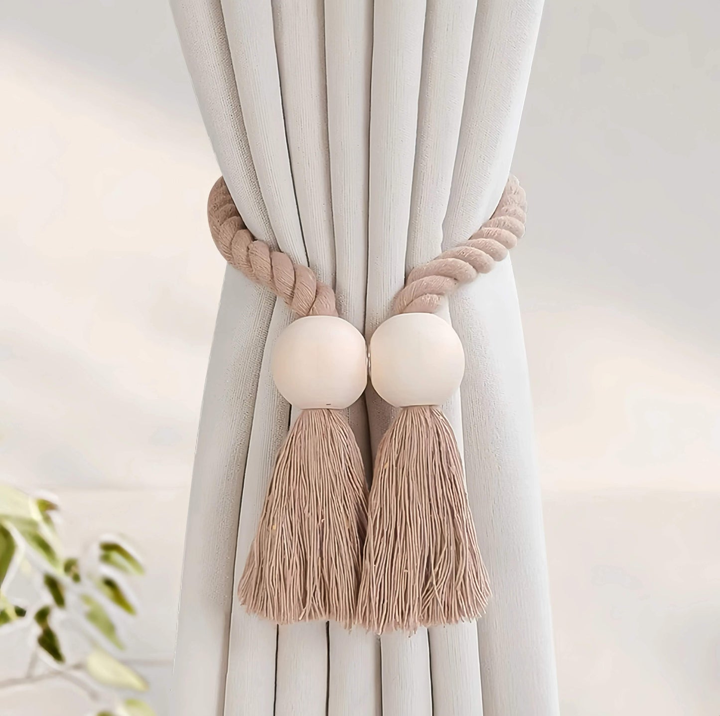 "pompons en laine tasselés, rideau blanc avec contraste, décoration de plante en pot en arrière-plan" (yarn tassel pompoms, white curtain with contrast, background plant pot decoration)