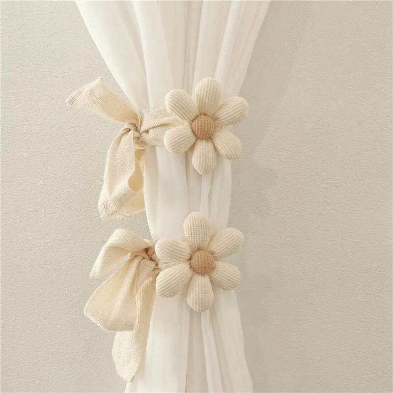 "rideau couronne de fleur en laine, touche élégante" (curtain with yarn flower crown, elegant touch). this keyword highlights the presence of the decorative yarn flower and its elegant contribution to the room's ambiance.