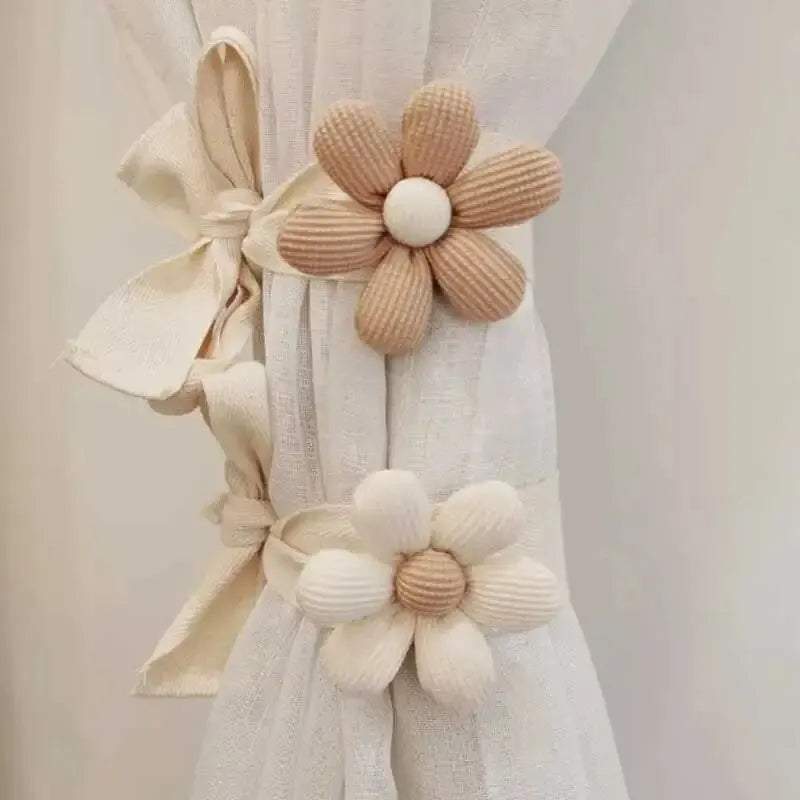 "rideau couronne fleuri en laine, décoration charmante" (curtain with yarn flower crown, charming decoration). this keyword highlights the main elements of the image while being simple and concise.