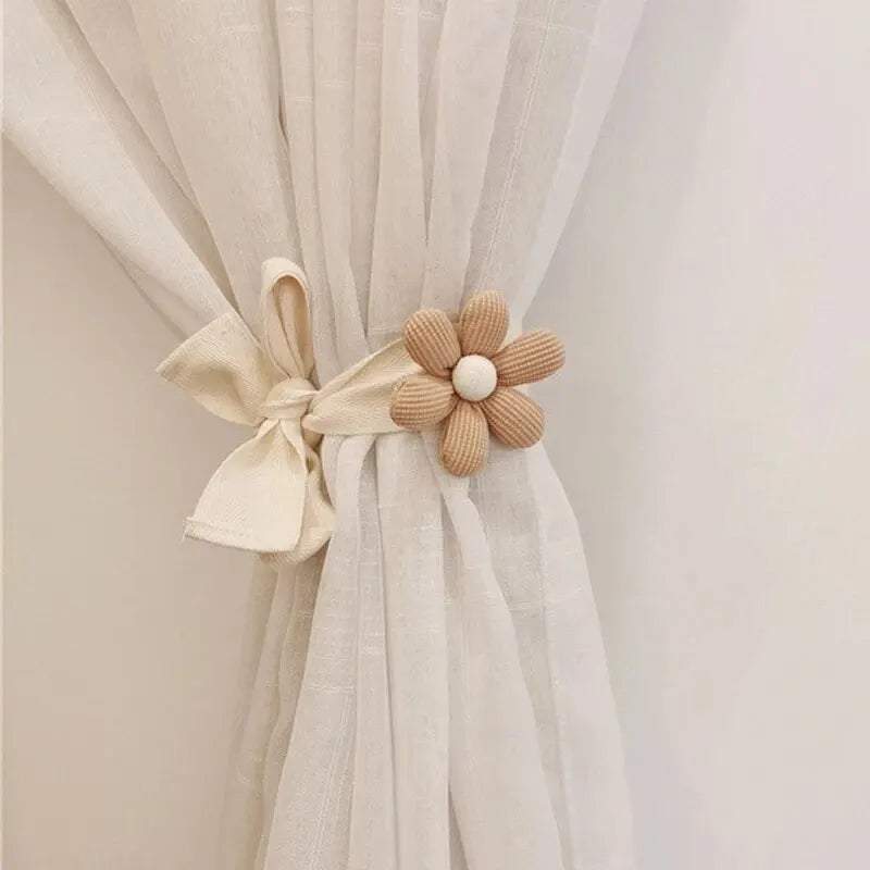 "rideau couronneau en bois avec nœud, élégant et charmant" (wooden curtain crown with bow, elegant and charming). this keyword highlights the unique wooden flower decoration and the tied back curtain with a bow, emphasizing the overall appealing design of the image.