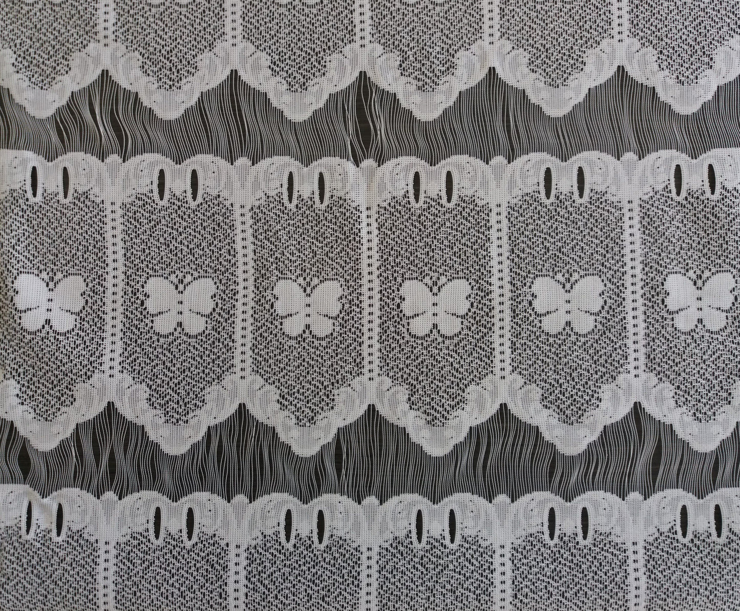 Tenda bianca con motivo a farfalla (zoom)