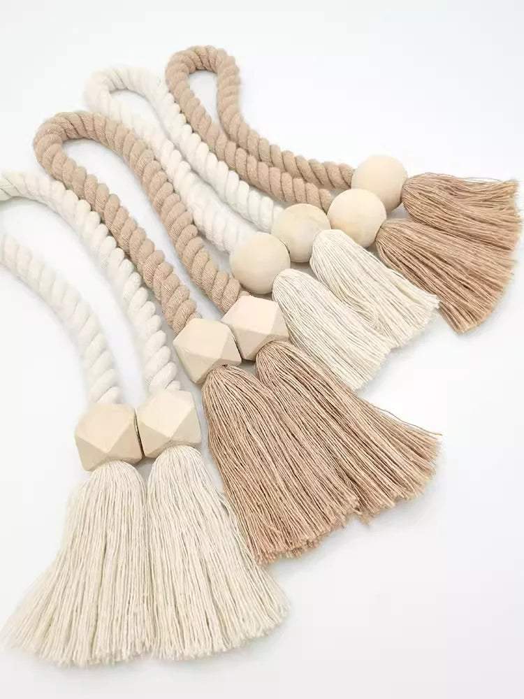 "Tenda in tessuto, pompon in legno, decorazione calda ed elegante.