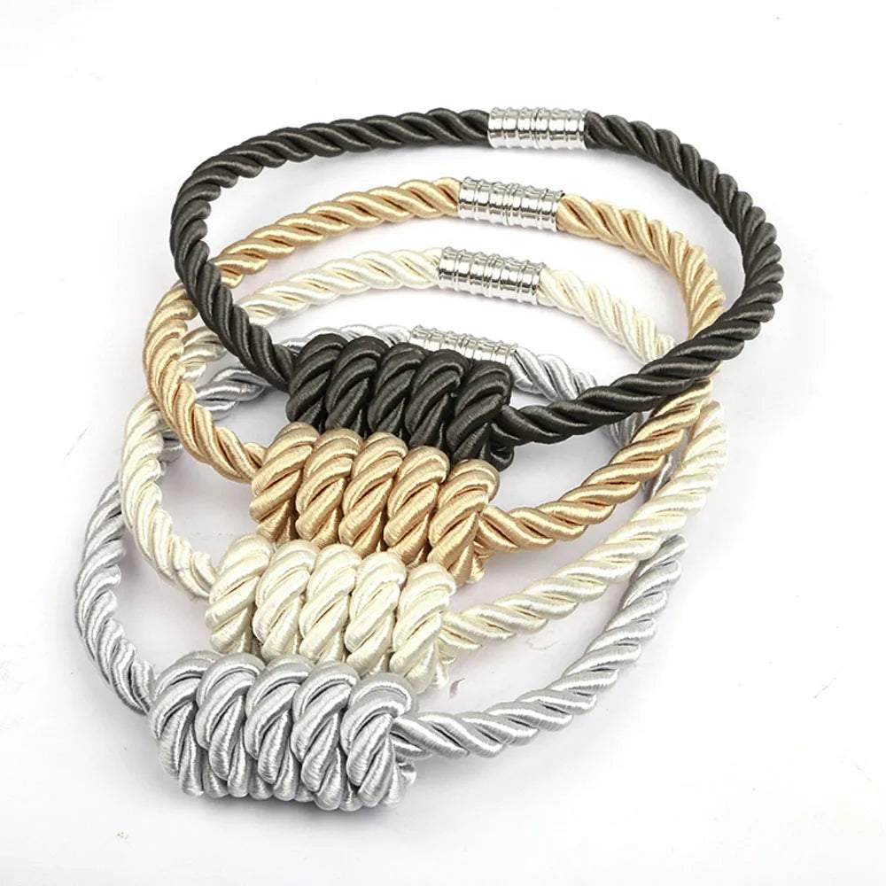 "bracelet corde tressée élégante et robuste" (elegant braided rope bracelet and sturdy) would be a good keyword for this image. it highlights both the visual appeal and the quality of the bracelet.