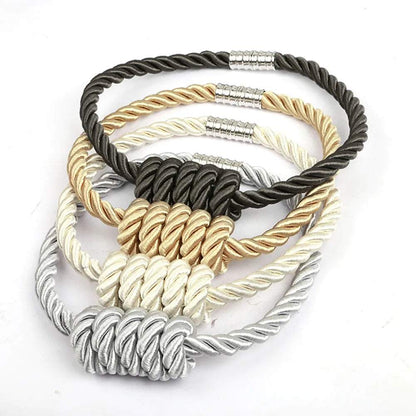 "bracelet corde tressée élégante et robuste" (elegant braided rope bracelet and sturdy) would be a good keyword for this image. it highlights both the visual appeal and the quality of the bracelet.