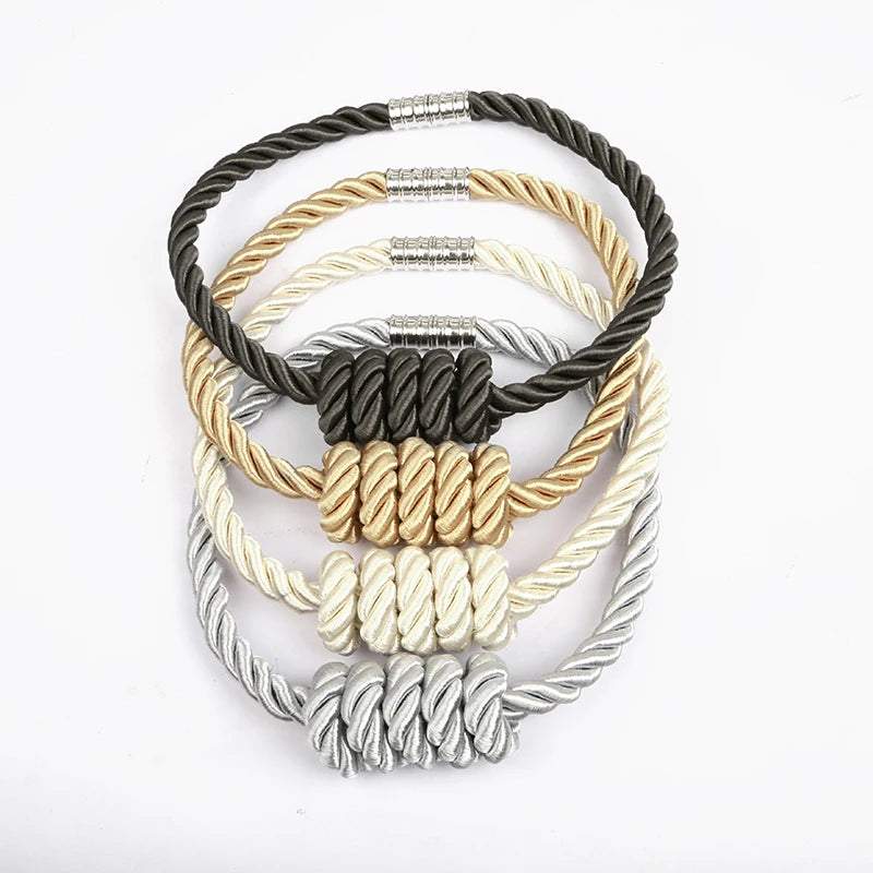 "bracelet corde tressée élégante et robuste" (elegant braided rope bracelet and sturdy) would be a suitable keyword for this image.