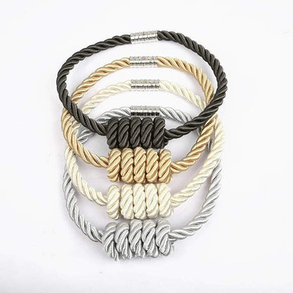 "bracelet corde tressée élégante et robuste" (elegant braided rope bracelet and sturdy) would be a suitable keyword for this image.