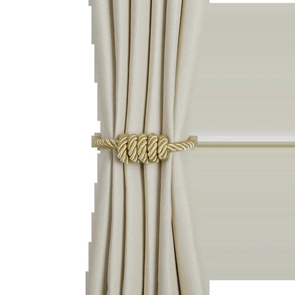 "bracelet torsadé en or de qualité" (twisted gold-colored bracelet of good quality) would be a suitable keyword for this image.
