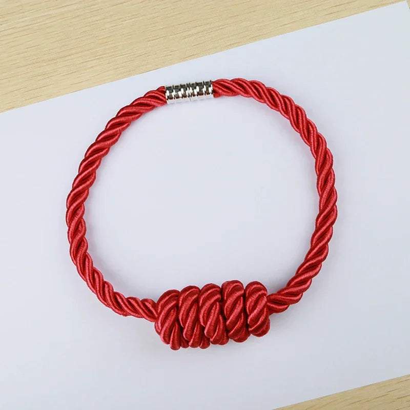 "bracelet tressé rouge original et robuste" (twisted red original and robust bracelet) | or | "bracelet corde tressée rouge" (red braided rope bracelet) | or | "bracelet cordage tressé original" (unique braided cord bracelet) | or | "bracelet tressé rouge à la mode" (fashionable red braided bracelet).