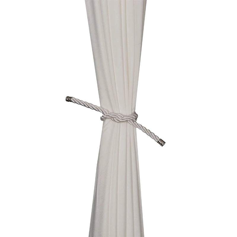 "collier en corde blanche avec fermoir argenté" (necklace made of white rope with silver clasp).