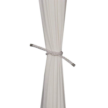 "collier en corde blanche avec fermoir argenté" (necklace made of white rope with silver clasp).
