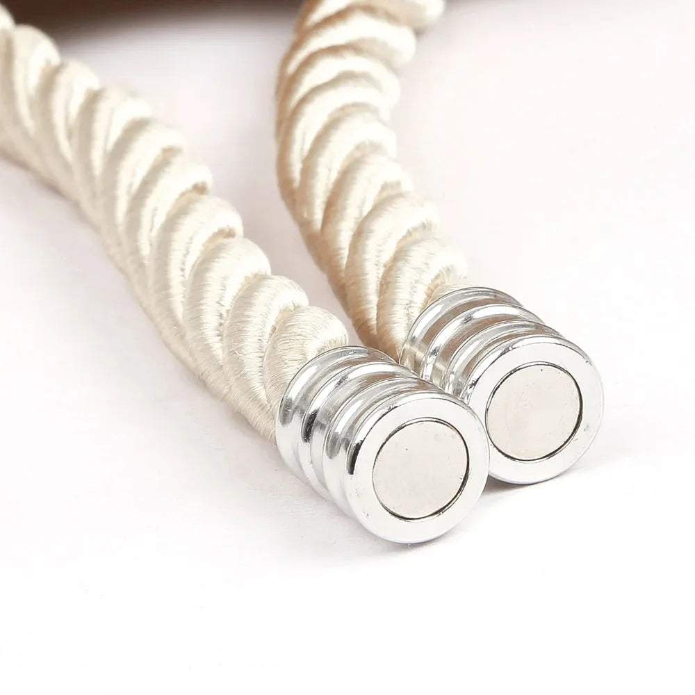 "collier en corde blanche avec fermoir argenté" (necklace with white rope and silver clasp).
