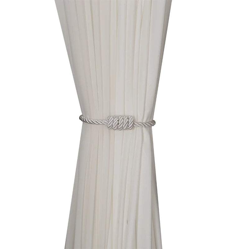 "collier en corde blanche avec fermoir argenté" (necklace with white rope and silver clasp). this keyword highlights the two main features of the image: the white rope and the silver clasp.
