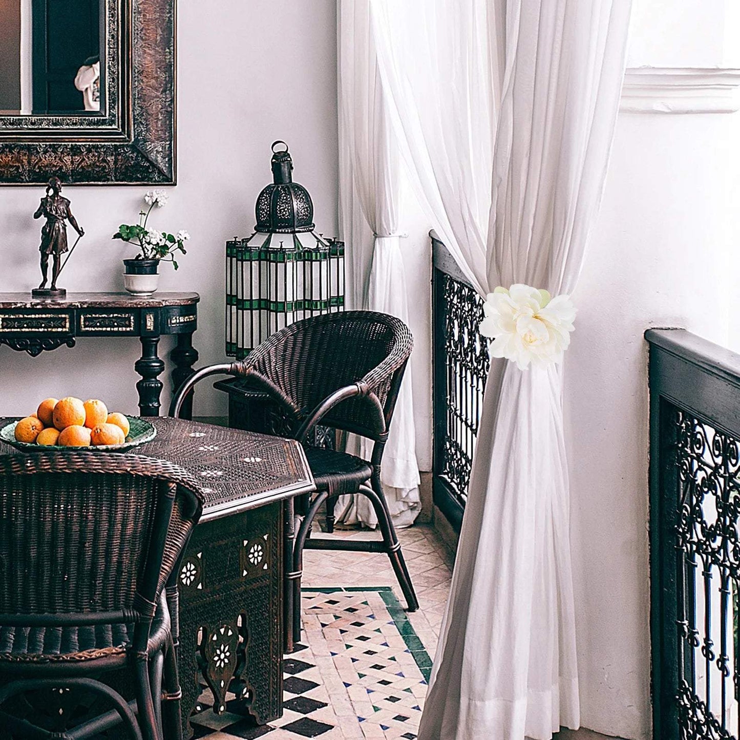 "petite fleur blanche avec attaches de rideau noires" (little white flower with black curtain attachments).