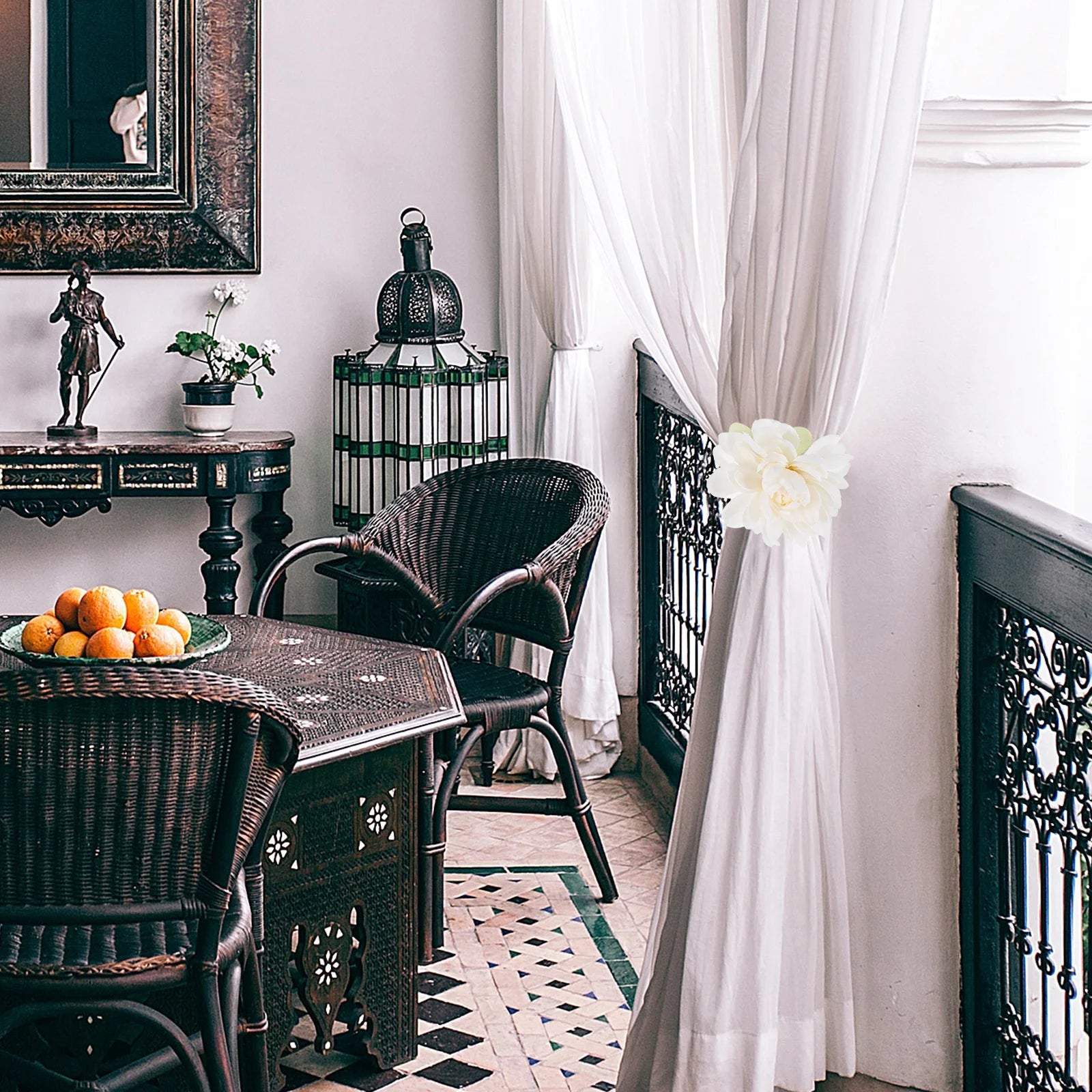 "petite fleur blanche avec attaches de rideau noires" (little white flower with black curtain attachments).