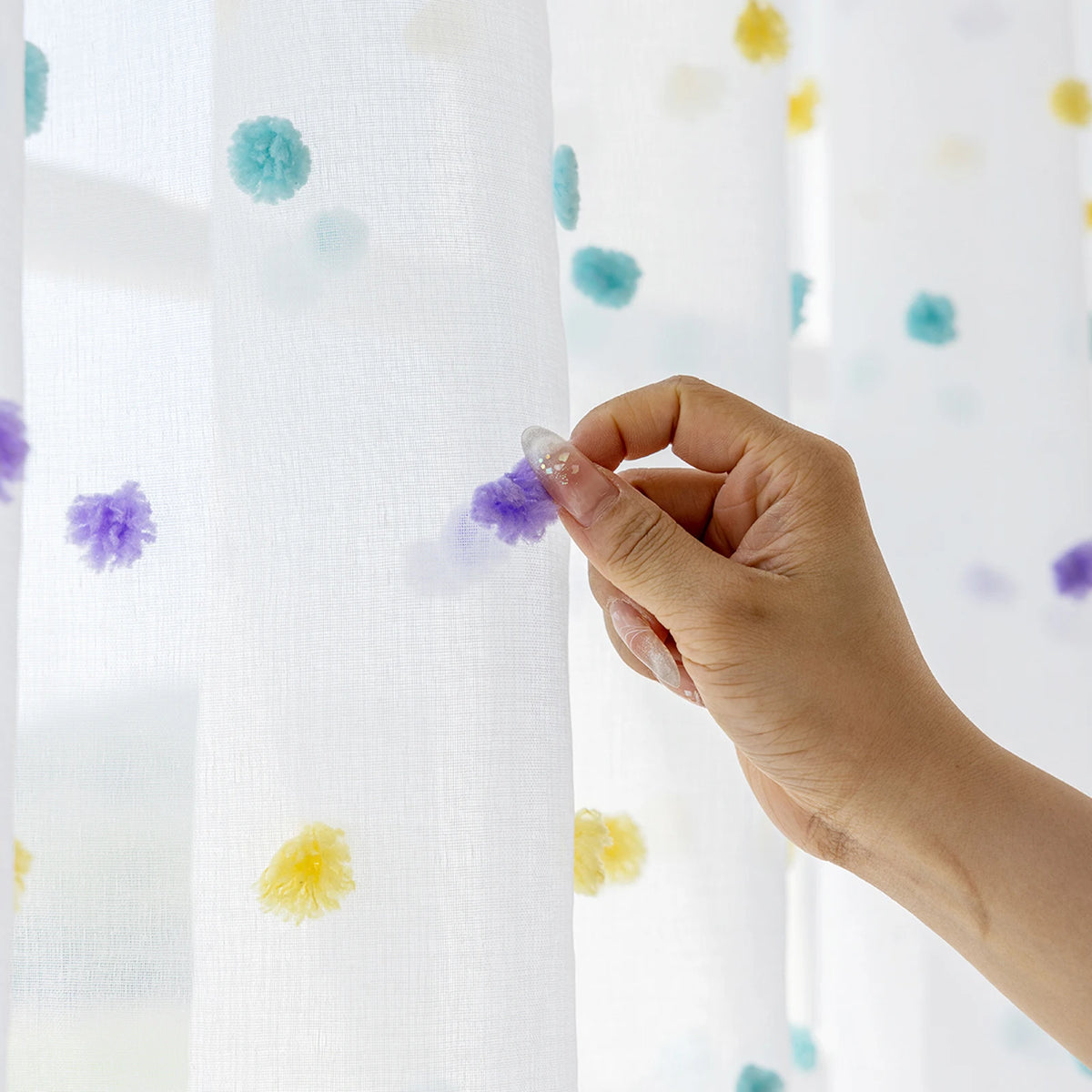Voilage blanc à pompons colorés, 1 panneau 132 x 274 cm, embrasse offerte