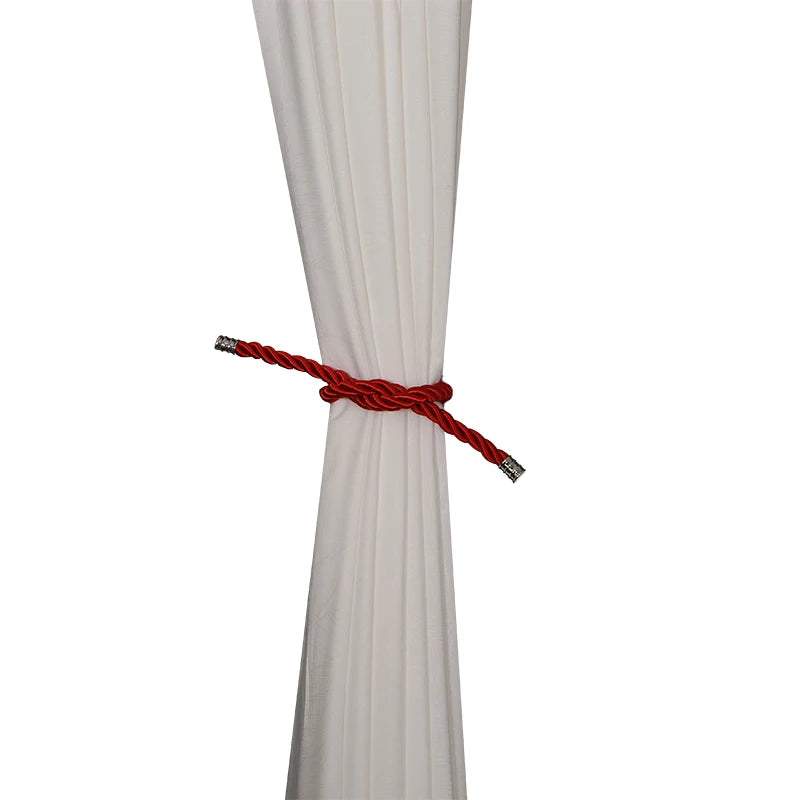 "bracelet tressé rouge original et robuste" (che significa "bracciale in corda rossa intrecciata unico e robusto") potrebbe essere una buona parola chiave per questa immagine. mette in evidenza sia l'aspetto non convenzionale del bracciale in corda intrecciata sia il suo colore rosso, sottolineandone al contempo la robustezza.