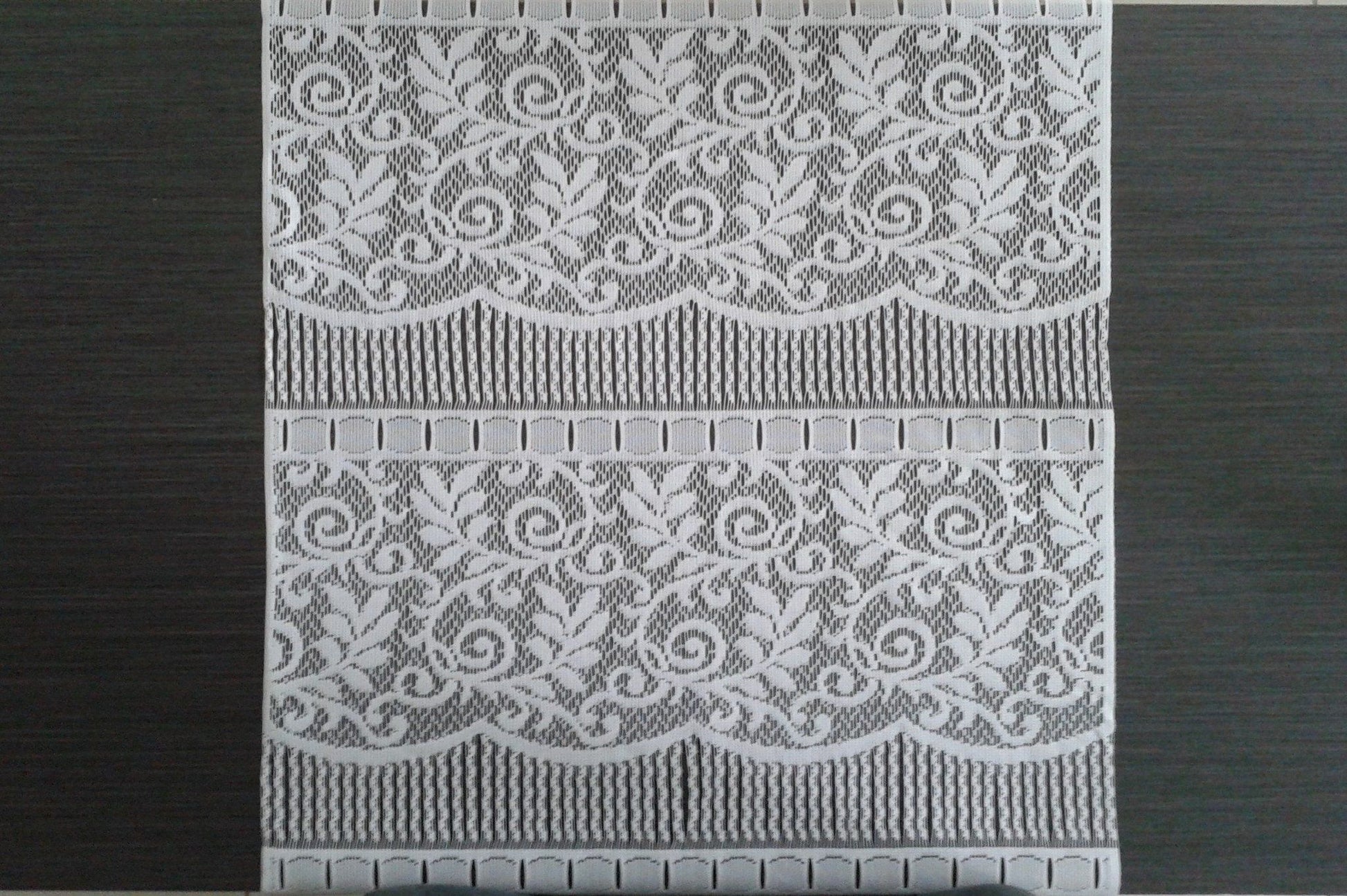 Tenda schermata bianca con motivo arabesco