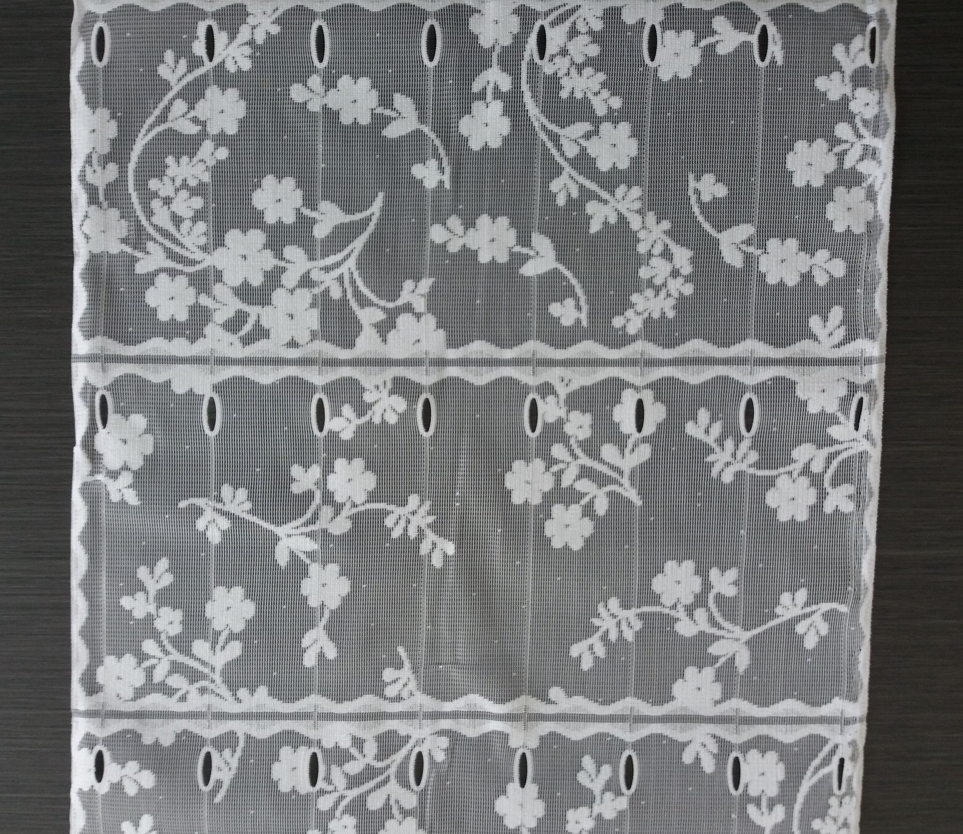 Tenda bianca con disegno floreale 2