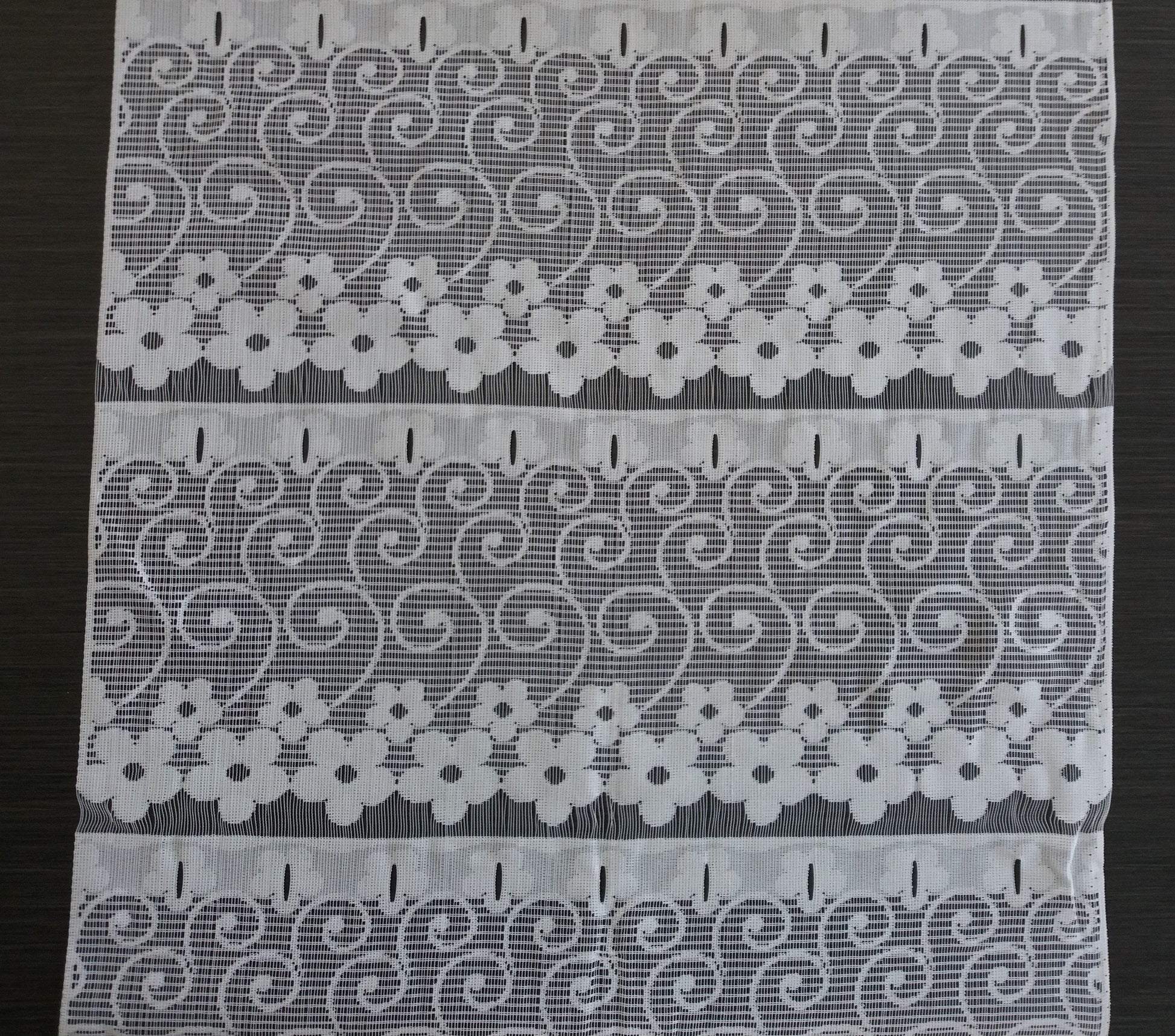 Tenda bianca a motivi floreali