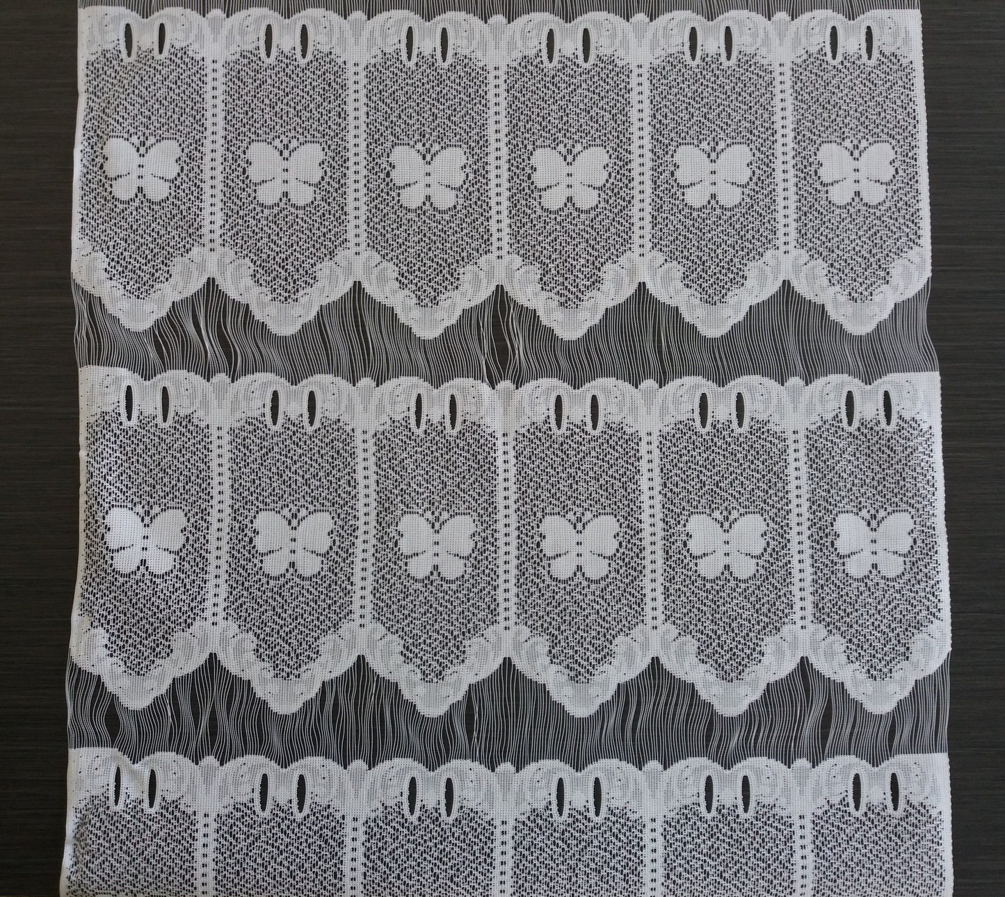 Tenda bianca con motivo a farfalla