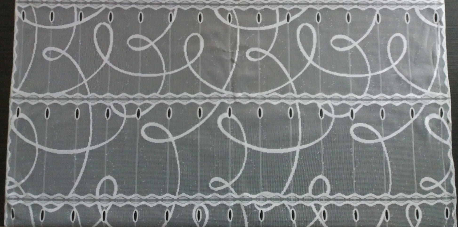 Tenda bianca con motivo curvo