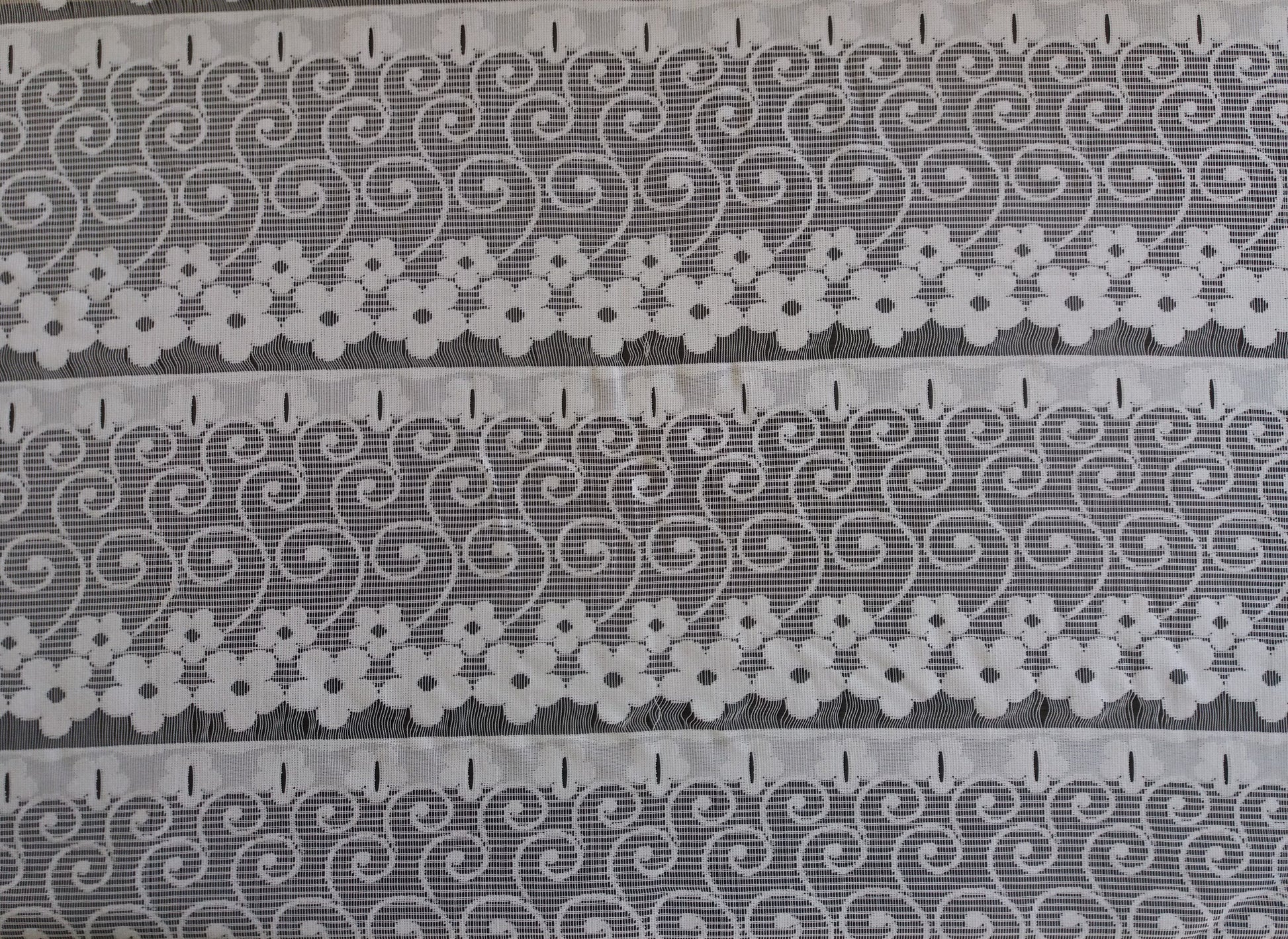 Tenda velata bianca a motivi floreali (Zoom)