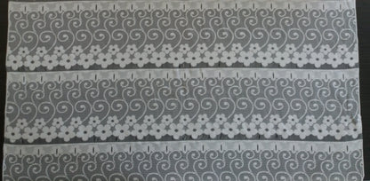 Tenda velata bianca con motivi floreali