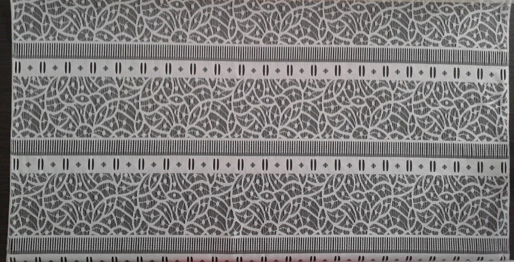 Tenda velata bianca con motivo geometrico