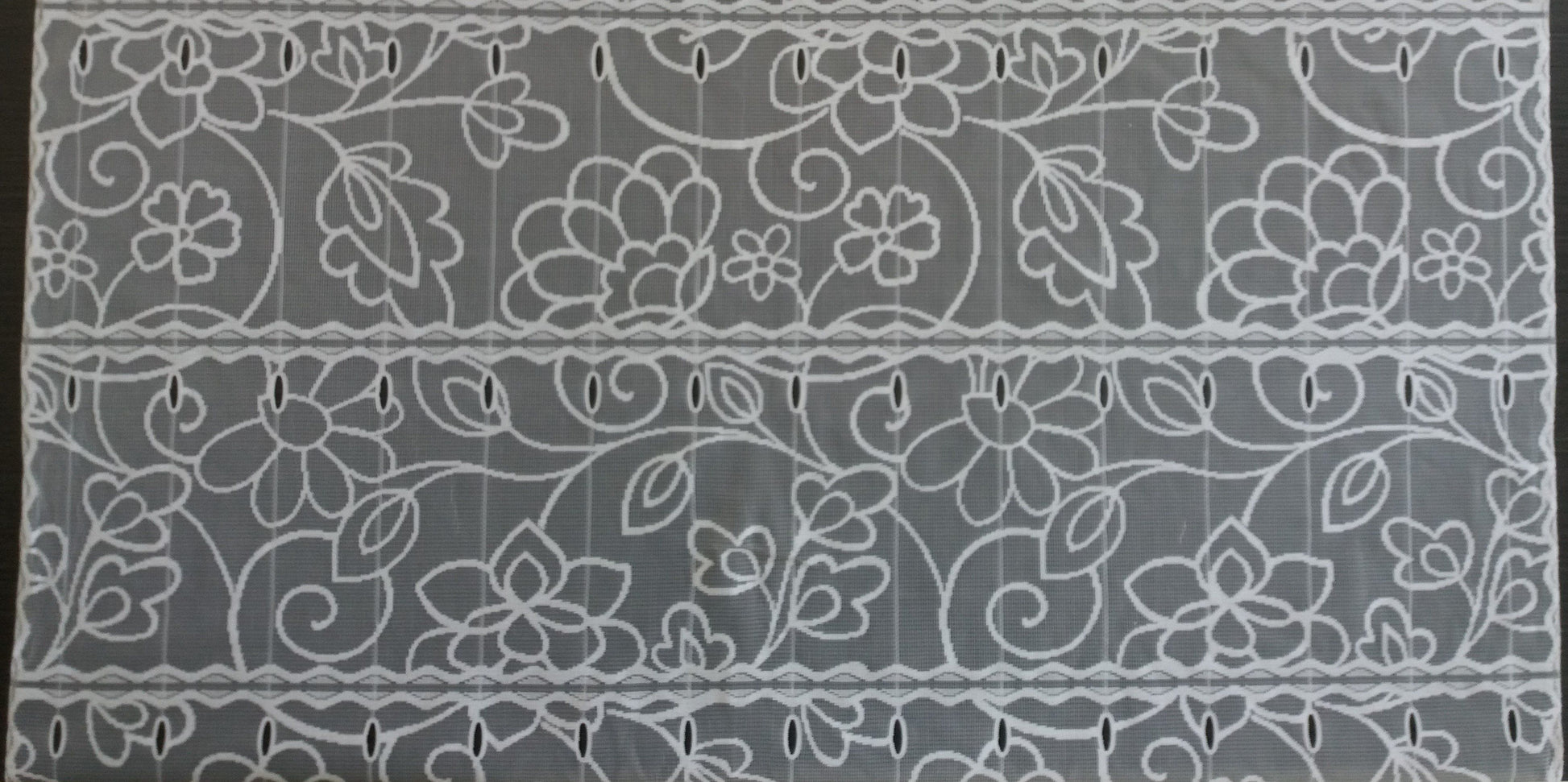 Tenda velata bianca con motivo giardino